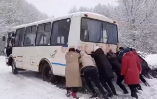 Под Киевом пассажиры толкали из сугроба автобус