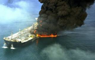 У берегов Нигерии взорвалось судно с нефтью. Есть угроза экологической катастрофы