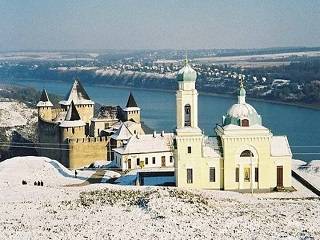 На Буковине закрыли старинный храм УПЦ в Хотинской крепости