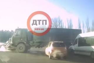 Появилось видео, как в Киеве военный грузовик протаранил автомобиль