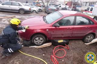 В одном из киевских спальников спасатели два часа доставали машину из асфальта