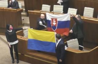 Появилось видео, как в парламенте Словакии осквернили украинский флаг