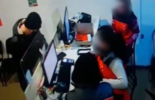 Опубликовано видео, как сотрудницы почты в Киевской области помогли поймать вора