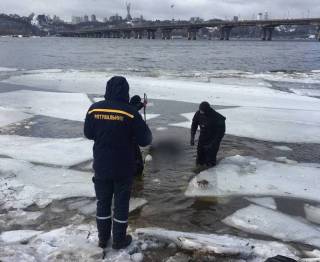 В Киеве обнаружили тело неизвестного мужчины, которое вмерзло в лед Днепра