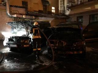 Минувшей ночью в центре Киева сожгли два крутых авто