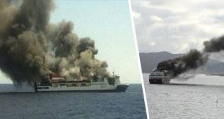 У греческого побережья горит и взрывается круизный лайнер