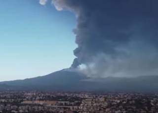Известный сицилийский вулкан снова начал эпично извергаться