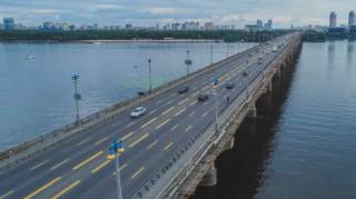 В Киеве заработало транспортное сообщение между правым и левым берегами