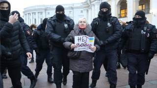 На антивоенных митингах в России прошли массовые задержания людей