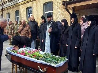 На Ровенщине, Николаевщине, Буковине и Днепропетровщине священники УПЦ отпели погибших украинских воинов
