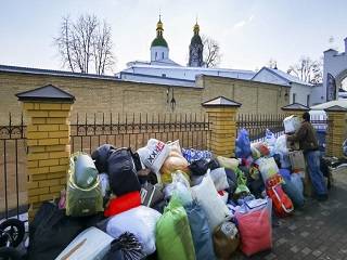 В Киево-Печерской лавре УПЦ раздают гуманитарную помощь нуждающимся