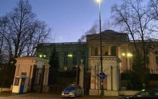 Над посольством РФ в Польше был замечен дым. Жгли документы?