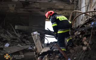 Число погибших под завалами здания Николаевской ОГА продолжает расти