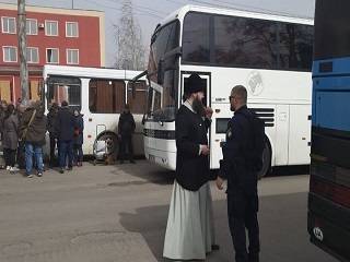 Священники УПЦ вывезли из Луганской области более 550 беженцев