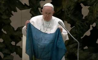 Появилось видео, как Папа Римский поднял украинский флаг из Бучи