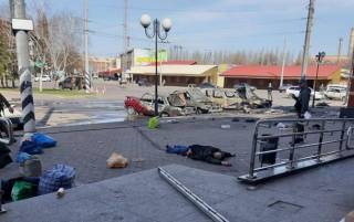 Число жертв ракетного удара по ж/д вокзалу в Краматорске растет
