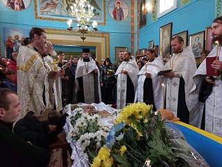 На Буковине и Волыни священники УПЦ отпели украинских военнослужащих