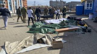 Число жертв в результате ракетного удара по ж/д вокзалу в Краматорске продолжает расти
