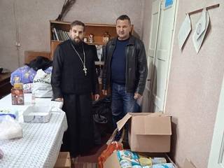 В Мукачево священники УПЦ передали помощь беженцам