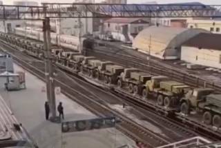 Появилось видео поезда, который якобы везет российские «Грады» в сторону Украины