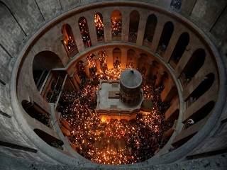 Сошел Благодатный огонь в храме Гроба Господня в Иерусалиме