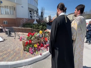 В Одессе священнослужители УПЦ совершили панихиду по жертвам обстрела многоэтажки