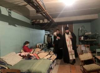 В епархиях УПЦ передали гуманитарную помощь украинским военным, переселенцам, медикам