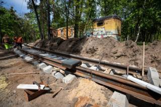 В Пуще-Водице начали восстанавливать трамвайные пути