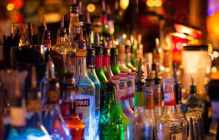 В Киеве изменили время продажи алкоголя в барах и ресторанах