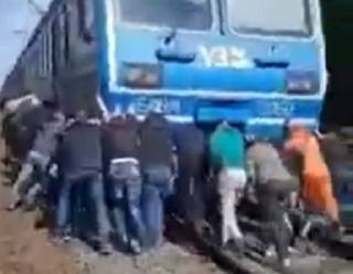 Опубликовано видео, как пассажиры толкают электричку под Киевом