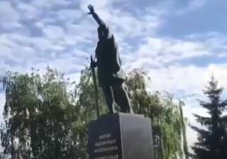 Появилось видео, как в Харькове снесли памятник Александру Невскому