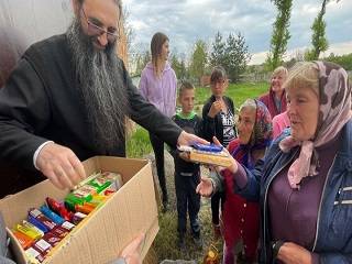 Митрополит УПЦ передал помощь жителям Киевщины