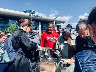 В столице УПЦ организовала обеды для бездомных на вокзале