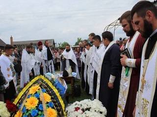 На Волыни, Харьковщине и Кировоградщине священники УПЦ отпели украинских воинов