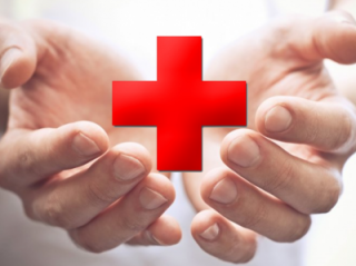 Украинцам начали выплачивать деньги от Красного Креста: как их получить?