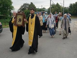 В Полтаве священники УПЦ прошли крестным ходом с молитвой о мире