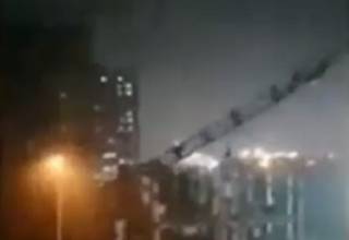 Появилось видео эпичного падения башенного крана в России