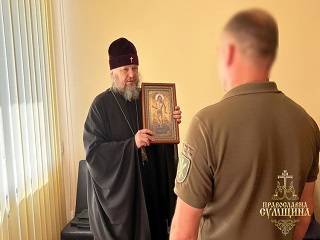 На Сумщине митрополит УПЦ передал гуманитарную помощь украинским военным