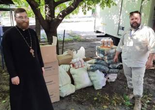 Священники УПЦ доставили гуманитарную помощь украинским военным и жителям Востока