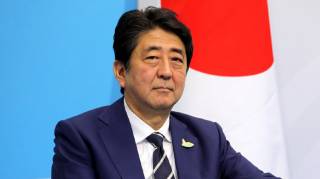 Врачи не сумели спасти бывшего премьера Японии, на которого было совершено нападение