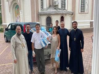 Румынская Церковь передала в Черновицкую епархию УПЦ медоборудование для переселенцев