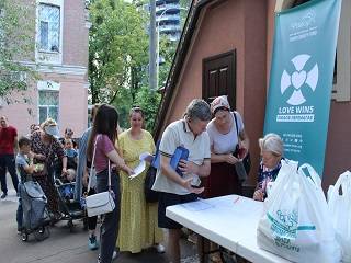 В столице православные волонтеры УПЦ передали продуктовые наборы беженцам