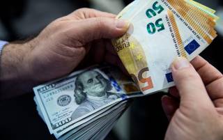 Доллар впервые за 20 лет стал дороже евро