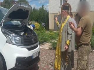 На Житомирщине верующие УПЦ купили автомобиль для ЗСУ