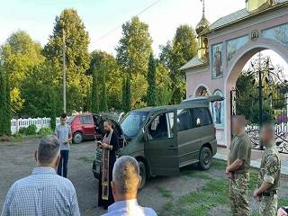 На Буковине верующие УПЦ передали автомобиль на нужды ВСУ