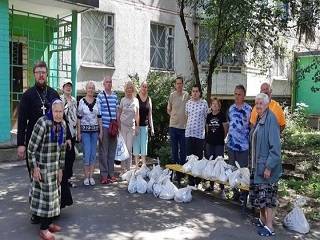 В Харькове священники УПЦ передали гуманитарную помощь нуждающимся и беженцам