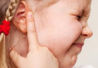 Причины боли в ухе у ребенка и особенности лечения заболеваний