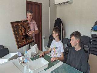 В столице УПЦ открыла мастерскую для подростков по изготовлению картин