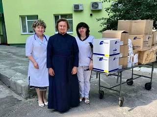 В Черкассах УПЦ передали гуманитарную помощь медикам и переселенцам