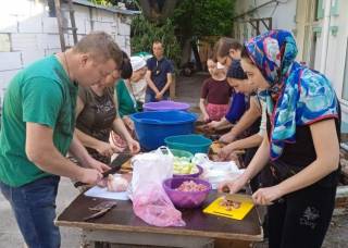 В столице православные волонтеры УПЦ готовят обеды для воинов ВСУ